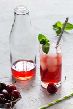 Soğuk kiraz kokteyl