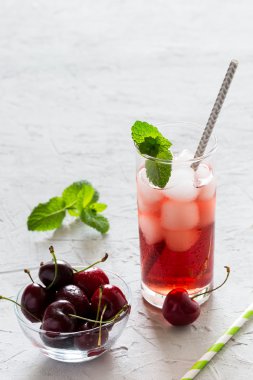 Soğuk kiraz kokteyl