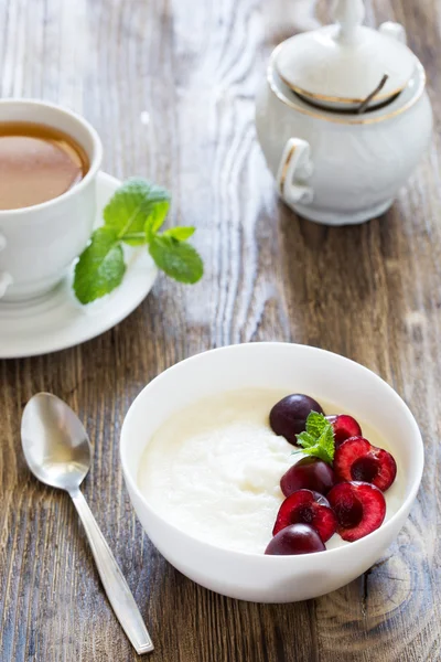 İrmik lapası ve çilek Kahvaltı