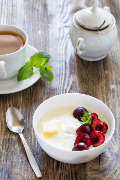 セモリナ粉粥とベリーと朝食します。 — ストック写真