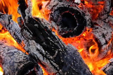parlak yanan kömür ve odun