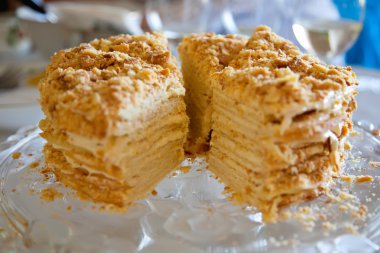 katmanlı kesilmiş pasta