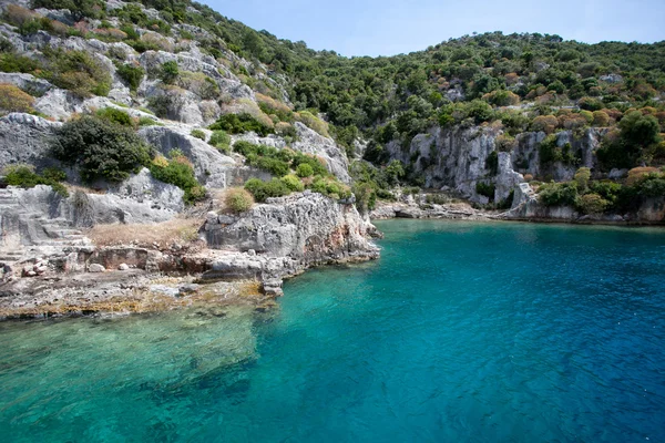 Bright turquoise bay at rocky coast — Stock Photo, Image