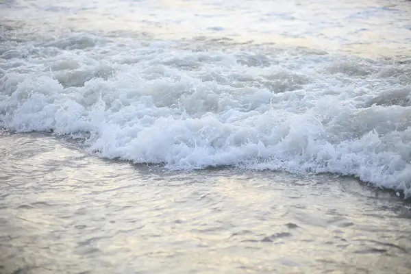 Łamanie fali na plaży — Zdjęcie stockowe