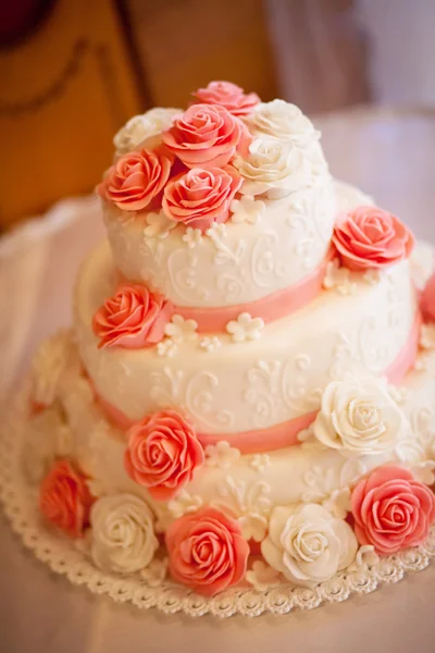 Cake with pink roses of cream — Stock Photo, Image