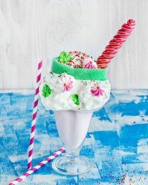 karışık meyve Milkshake krema ile