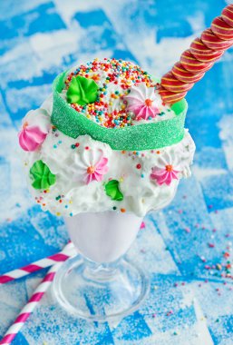 Lezzetli karışık meyve Milkshake krema ile