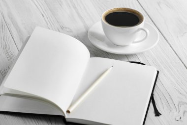 Defter ve beyaz zemin üzerine kahve