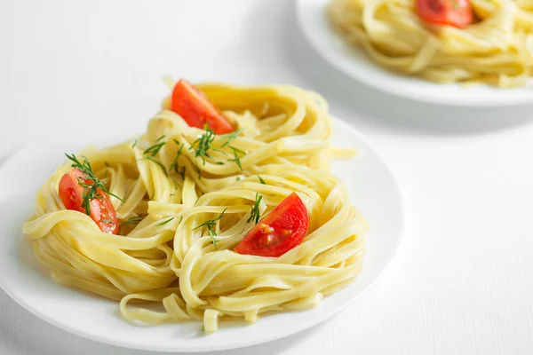 Pasta with tomatoes and olive oil — Stock Photo, Image