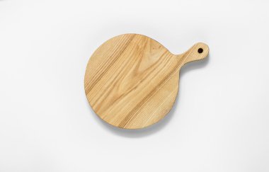 Beyaz arkaplanda tahta kesme tahtası