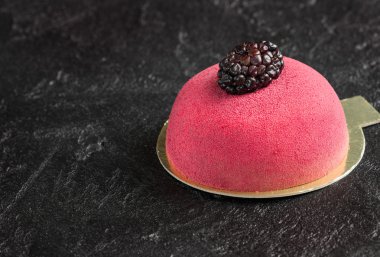 Kahvaltı için badem ezmesi ve vintage kaşıkla Mousse Kek 