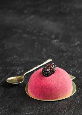 bir c günü kahvaltıda badem ezmesi ve vintage kaşıkla Mousse Kek