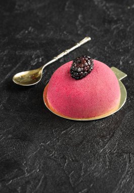 Badem ezmesi ve vintage kaşıkla Mousse Kek