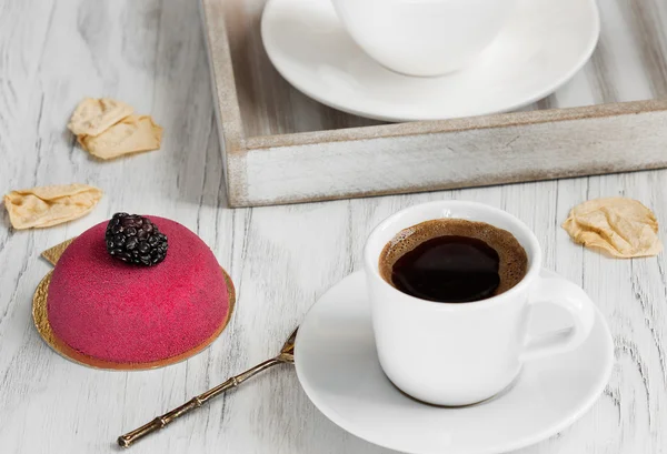 Свежий кофе на завтрак с тортом и свежими ягодами на подносе — стоковое фото