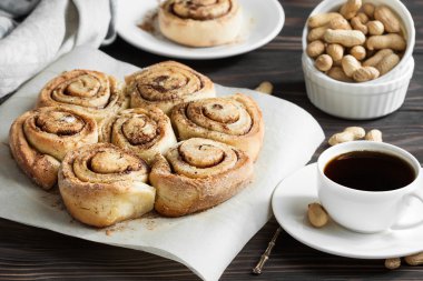Taze rulo tarçın ve Güney kahvaltı masası için kahve