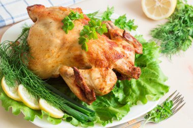 ızgara sulu tavuk taze sebze ve otlar ile servis 