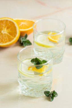 Huş ağacı suyu nane ve limon portakal ile yenileme