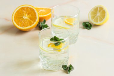 Huş ağacı suyu dilimlenmiş limon ve portakal nane ile yenileme