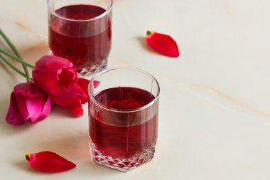 Canlandırıcı yaz meyve suyu tablosundaki g çilek ile