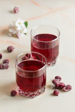 Yaz kiraz suyu masada çilek ile yenileme