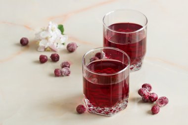 Kırmızı dut suyu yaz meyveleri tablo ile