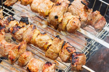 marine edilmiş kömür kebap üzerinde kavrulmuş