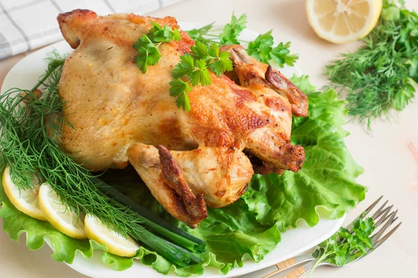 Kurczaka z grilla z warzywami i ziołami podawane na Zielone Świątki — Zdjęcie stockowe