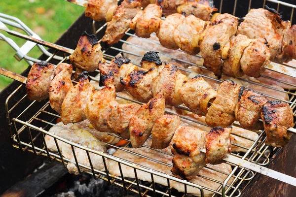 Świeże mięso na stalowym szpikulcu w dymie w Brazir — Zdjęcie stockowe