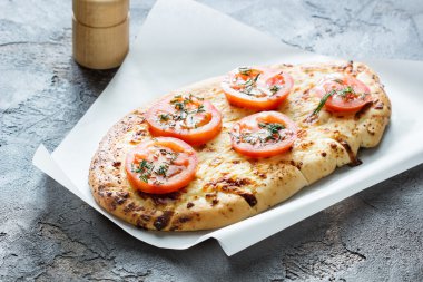 Pizza peyniri ve domates, otlar ve baharatlar beton b