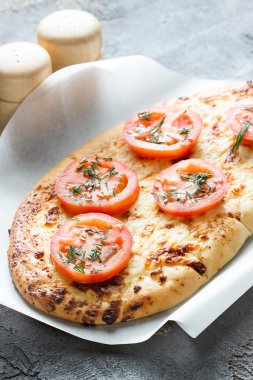 Pizza, ekmek peynir ve kırmızı domates, baharatlar