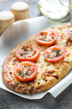 Pizza, ekmek peynir ve kırmızı domates, zeytin yağı baharat