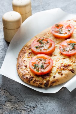 Pizza, ekmek peynir ve kırmızı domates, yeşil baharat