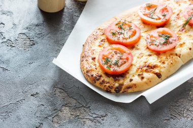  ekmek peynir ve kırmızı domates, yeşil baharatlar ile