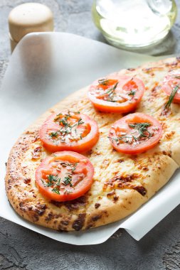 Pizza, ekmek peynir ve kırmızı domates, zeytin yağı ile