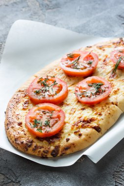 ekmek peynir ve domates, sızma zeytinyağı ile