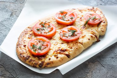 Peynir ve domates, sızma zeytinyağı ile pizza