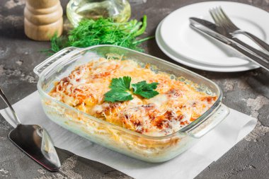 Elma, peynir ve otlar ile pişmiş patates fırında pişmiş