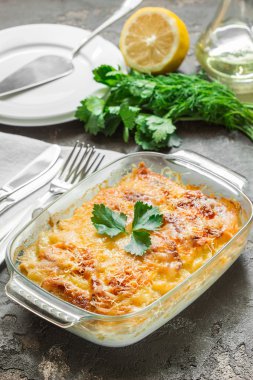 Eritilmiş peynir, yeşil elma ve limon ile patates güveç