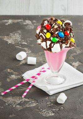 milkshake kiraz çikolata ve krema ile 