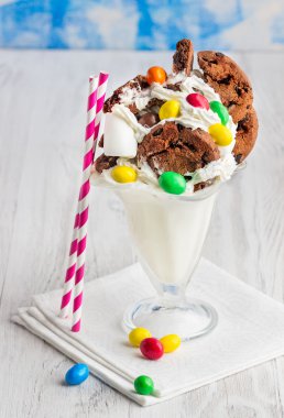 Süt çikolata ve tatil için çerezler ile kokteyl