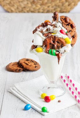 Süt çikolata ve bisküvi büyük bir tatil ile kokteyl