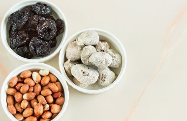 çeşitli fındık ve kuru meyveler beyaz tatlı tabakları top vie