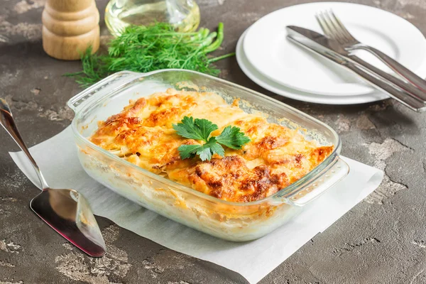 Patatas al horno con queso, manzanas y verduras — Foto de Stock