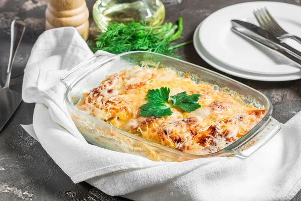 Patatas cocidas en el horno, al horno con manzanas, queso y fresco — Foto de Stock