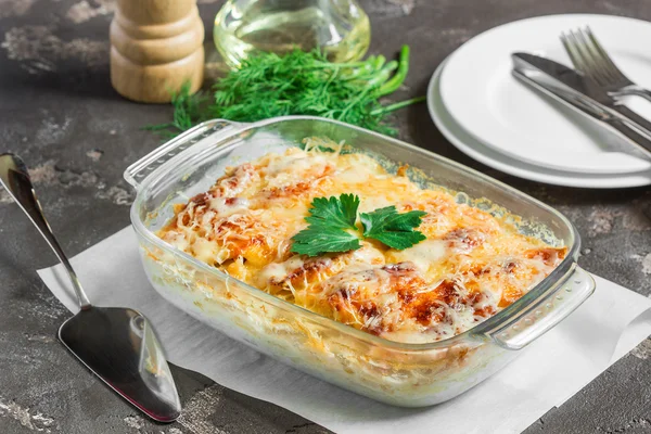 Patatas cocidas en el horno, horneadas con manzanas, queso y verde — Foto de Stock