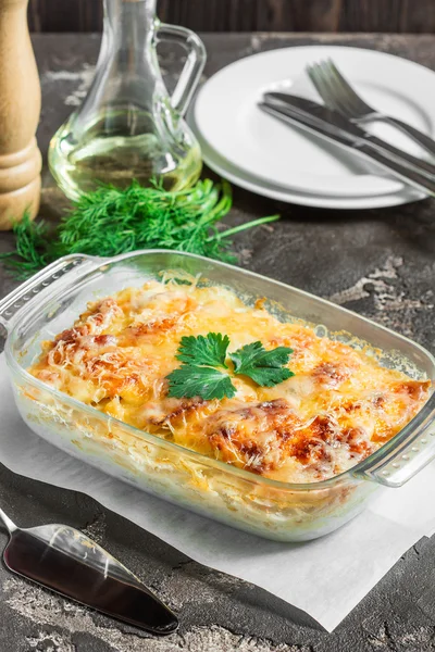 Caçarola com batatas, queijo, maçã verde fresca e limão — Fotografia de Stock