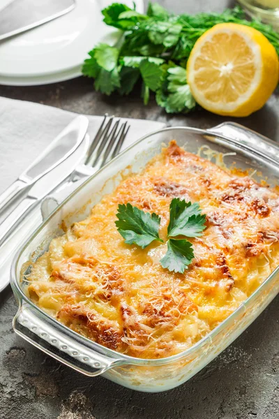 Gratinado de batata com queijo, maçãs e limão — Fotografia de Stock