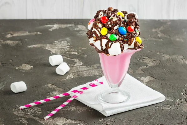 Batido com cerejas polvilhadas com chocolate — Fotografia de Stock