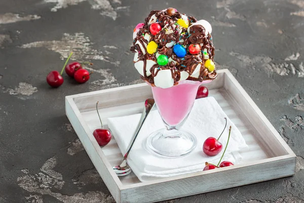 Milkshake Berry z czekolady i porcję na talerzu wit — Zdjęcie stockowe
