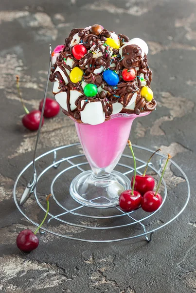 Koktajl z czekolada jagody świeże i porcję na mleko — Zdjęcie stockowe
